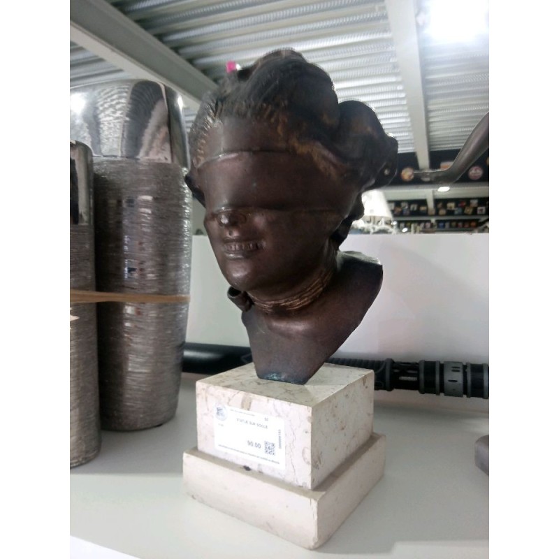 STATUE SUR SOCLE