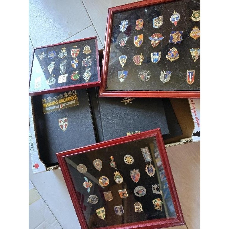 Lot coffrets insignes.militaire  et 8 livres 