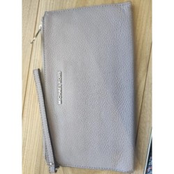 pochette en cuir grainé...