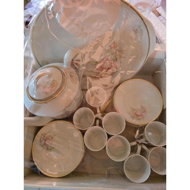 Service à café 34 pièces  porcelaine et rose 