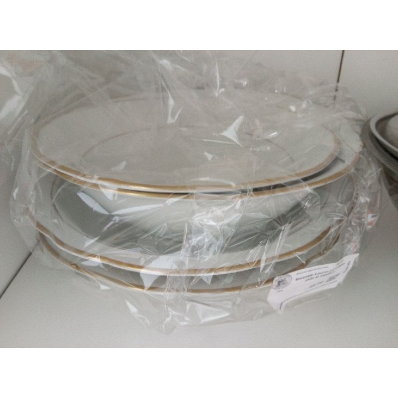 Ensemble 4 puces porcelaine plats et saladiers 