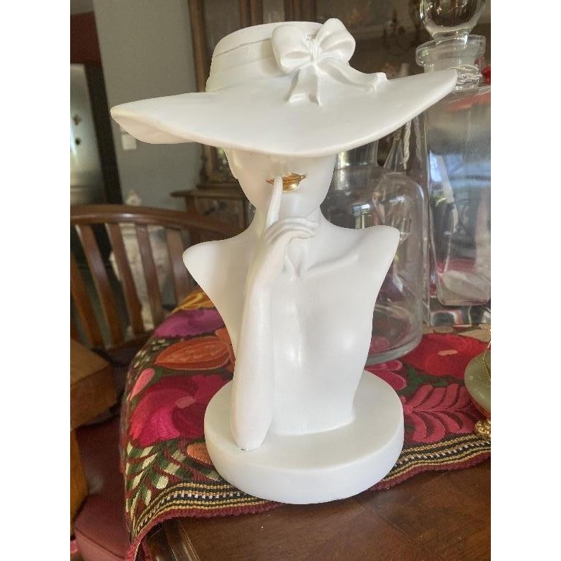 Vase dame chapeau 