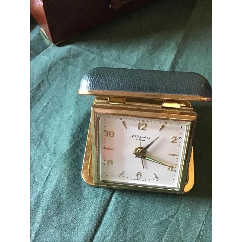 Ancien réveil mécanique de voyage 